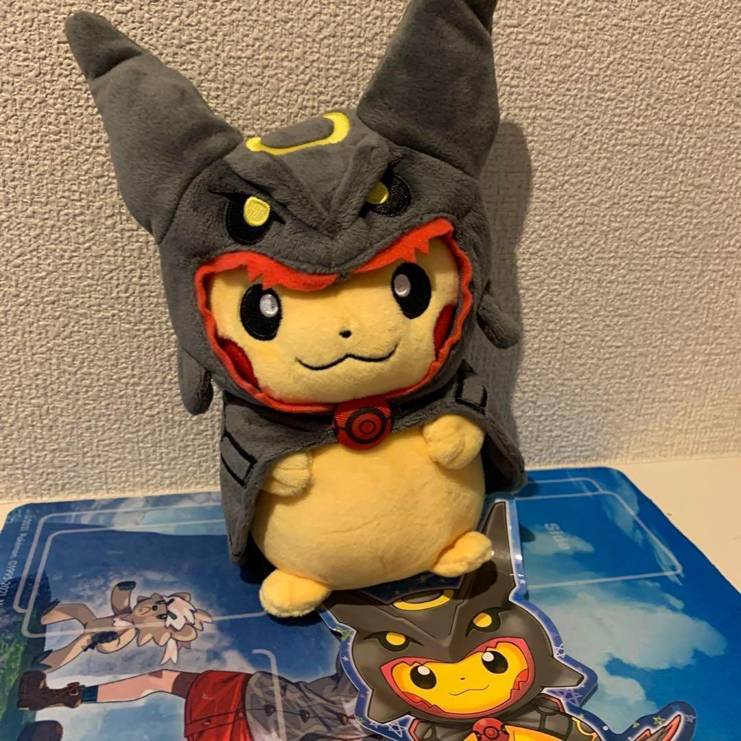 ポケモンセンター 黒いレックウザのポンチョを着たピカチュウ