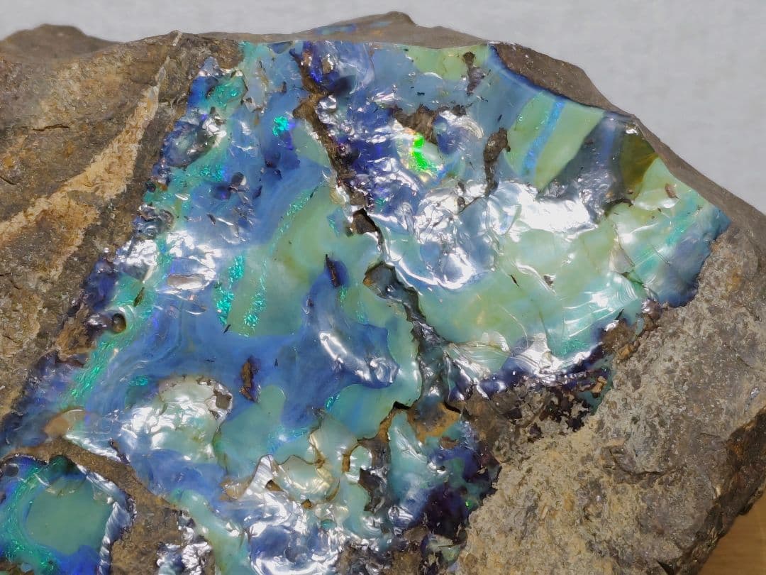 ボルダーオパール 4.5kg 蛋白石 原石 鑑賞石 自然石 誕生石 鉱物 水石