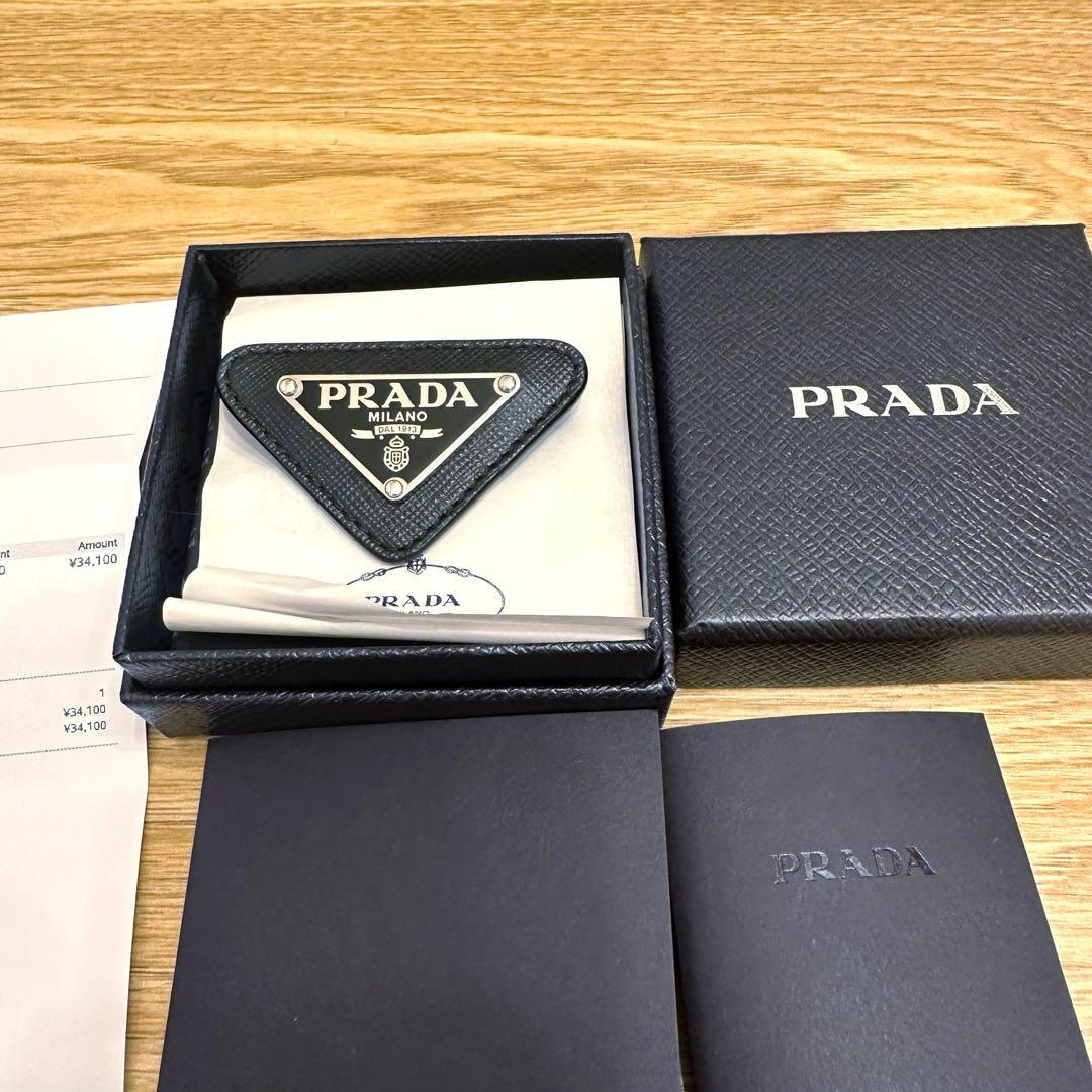 PRADA サフィアーノレザー　トライアングルロゴ　ブローチ　確実正規品 PRADA - プラダ メンズ トライアングル ロゴ ピン ブローチ バッジ
