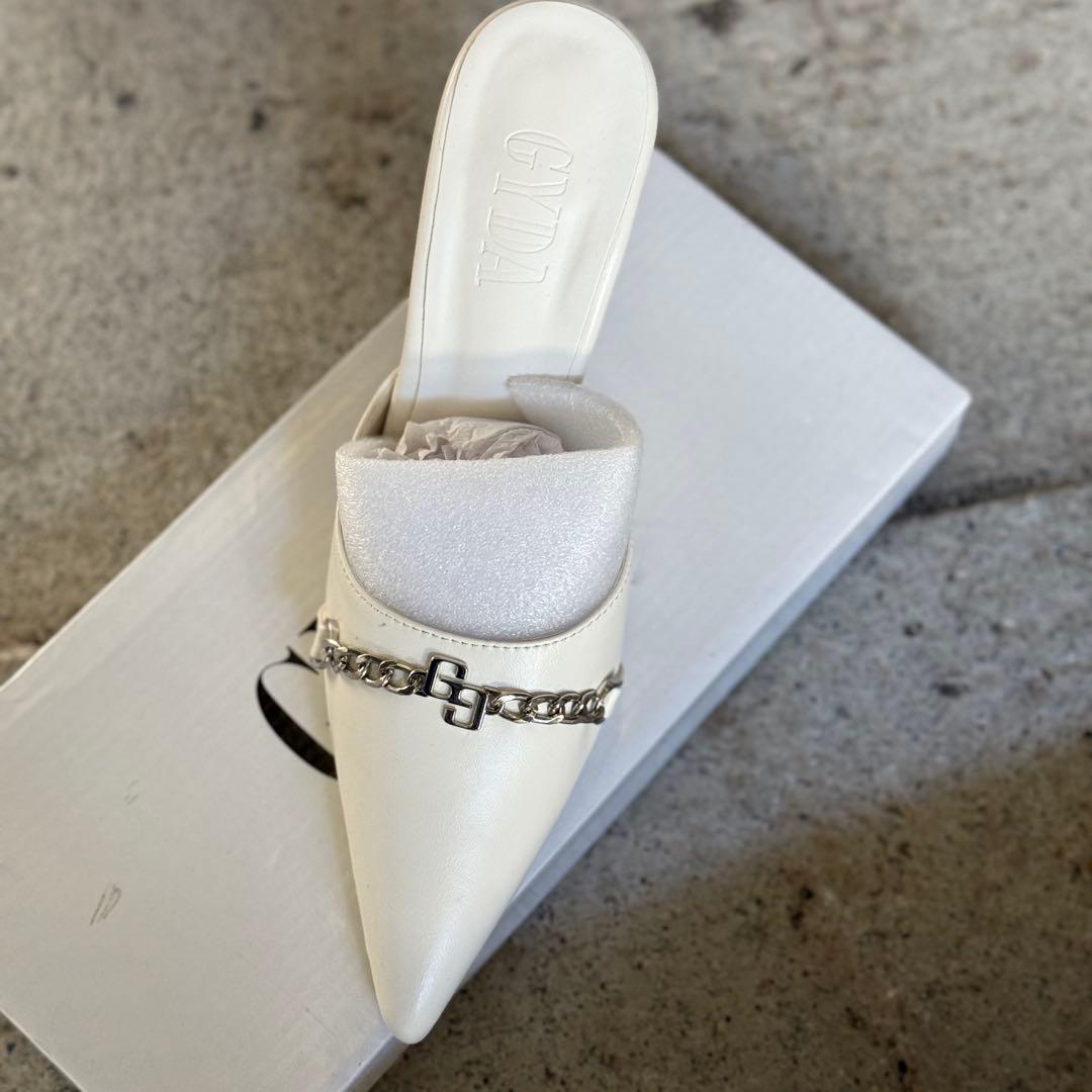 GYDA ホワイト ミュール チェーン付き GYDA（ジェイダ） パンプス heelストラップモチーフ付きポインテッド