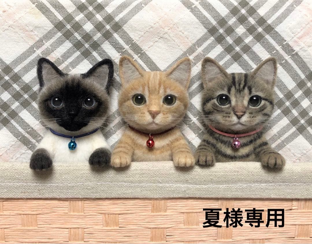 羊毛フェルト 猫 ハンドメイド 夏 自立する猫ちゃんをヤフオクに出品しました。 夏服を着た白黒猫君です