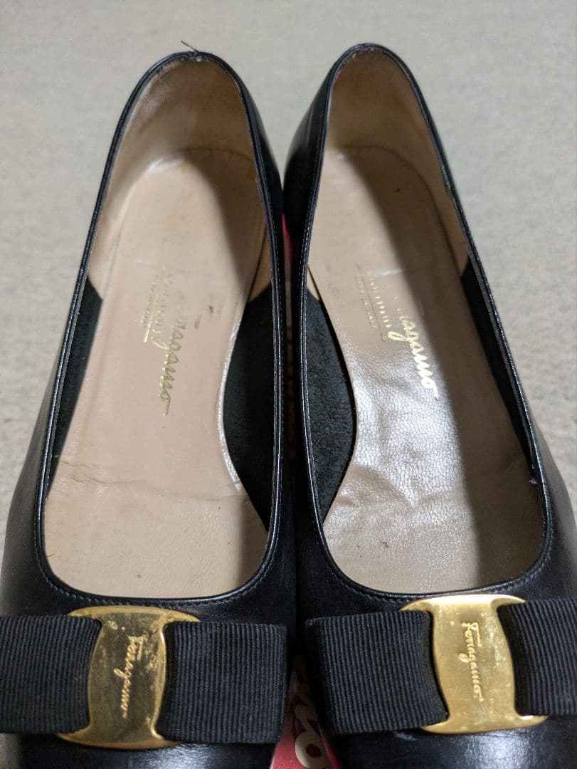 サルバトーレ フェラガモ 黒　ヴァラ　リボン フラットパンプス　 24.5cm