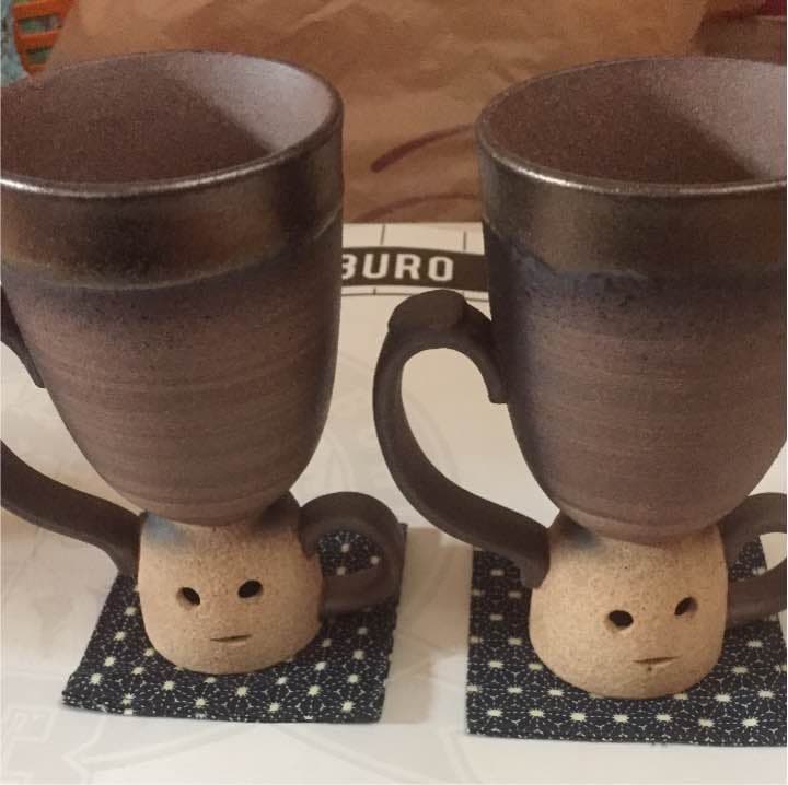 備前 金彩  ペアーカップ Amazon.co.jp: 備前金彩 備前焼 はにわ ペアマグカップ コースター付き