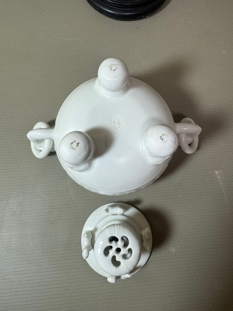 2864 小笠原長春 肥前国 鍋島 太白磁 環付 香炉 台座付 - メルカリ