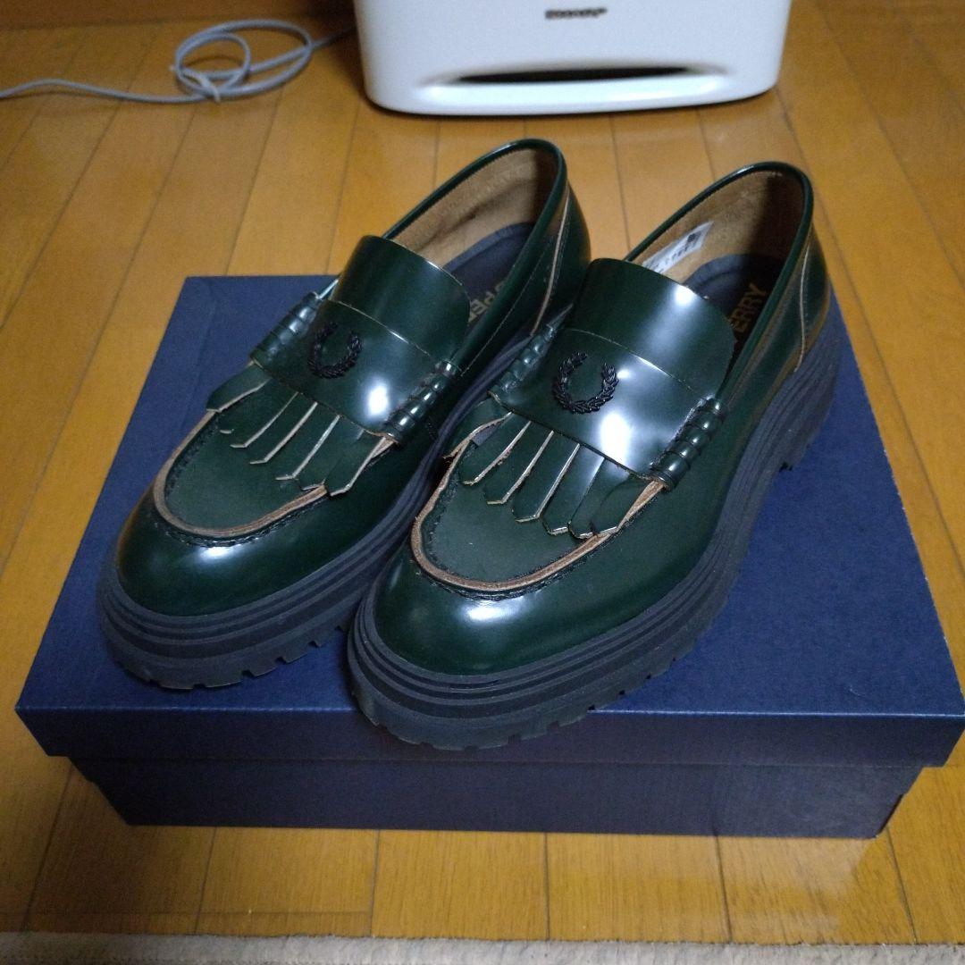 FRED PERRY グリーン フリンジ付きローファー - メルカリ