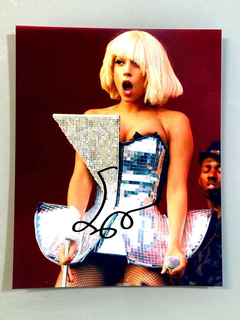 国歌斉唱…レディー・ガガ直筆サイン入り超大型写真…Lady Gaga… - メルカリ