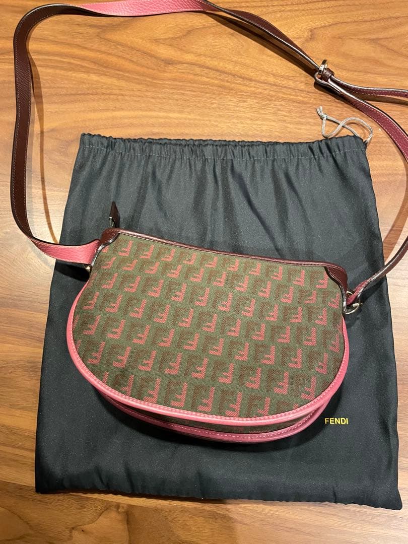 美品 FENDI ショルダーバッグ ロゴ ワインレッド - メルカリ