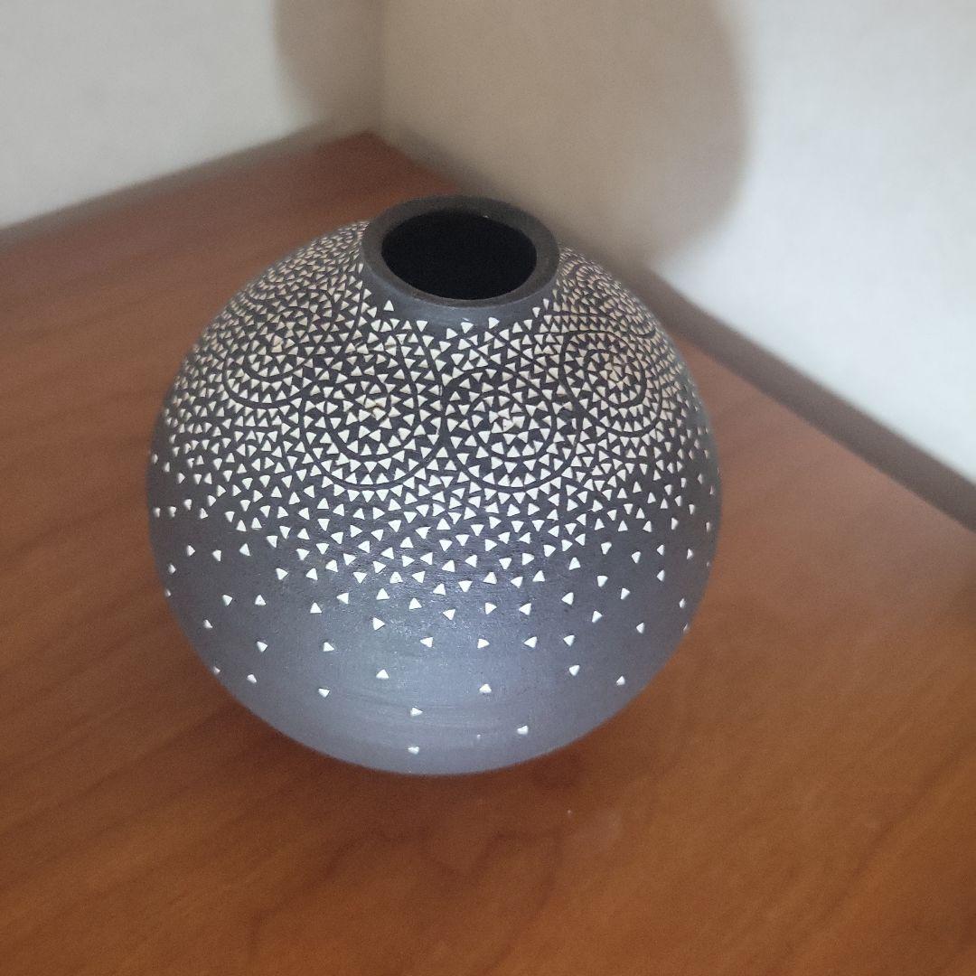 北村純子作 花入 幾何学模様の黒い陶器花瓶 - メルカリ