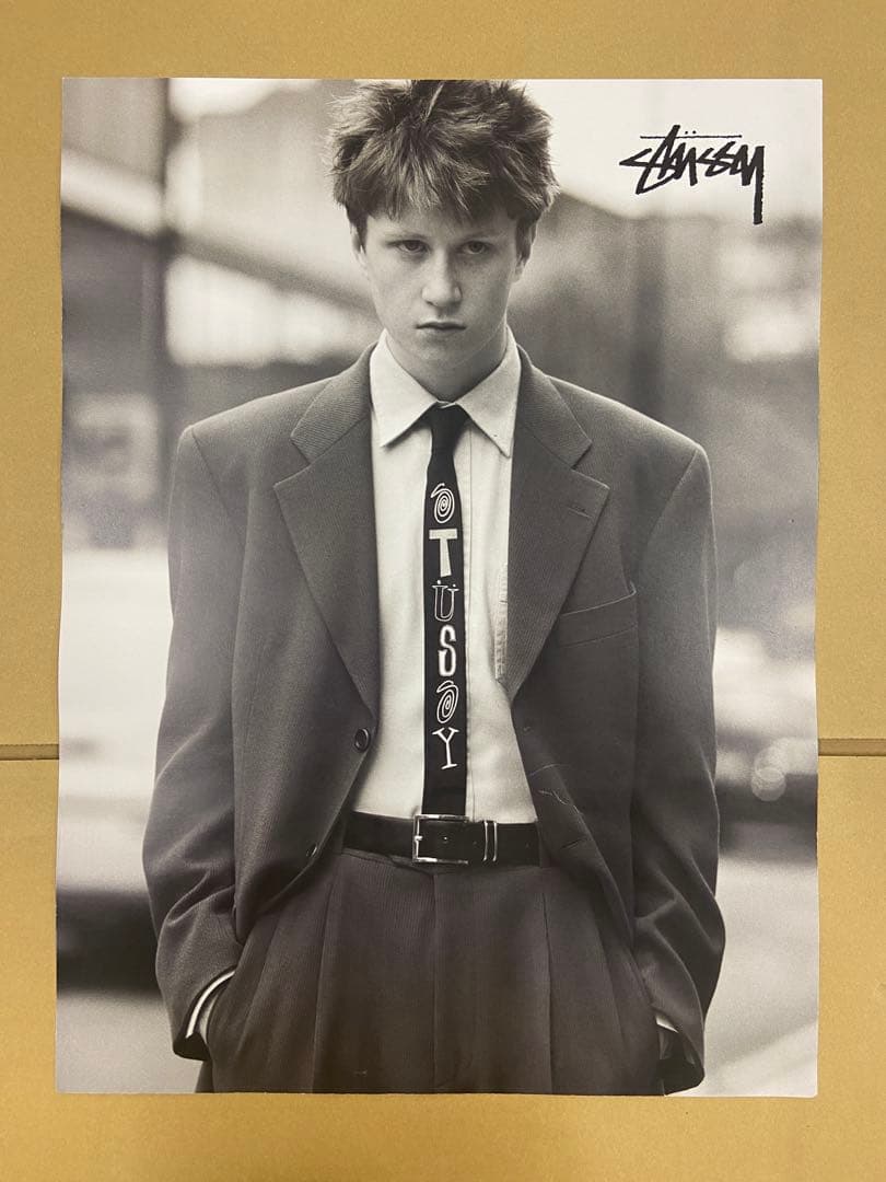 カールラガーフェルドの追悼ポスター　非売品 STUSSY カールラガーフェルド追悼記念非売品ポスター 額付き - メルカリ