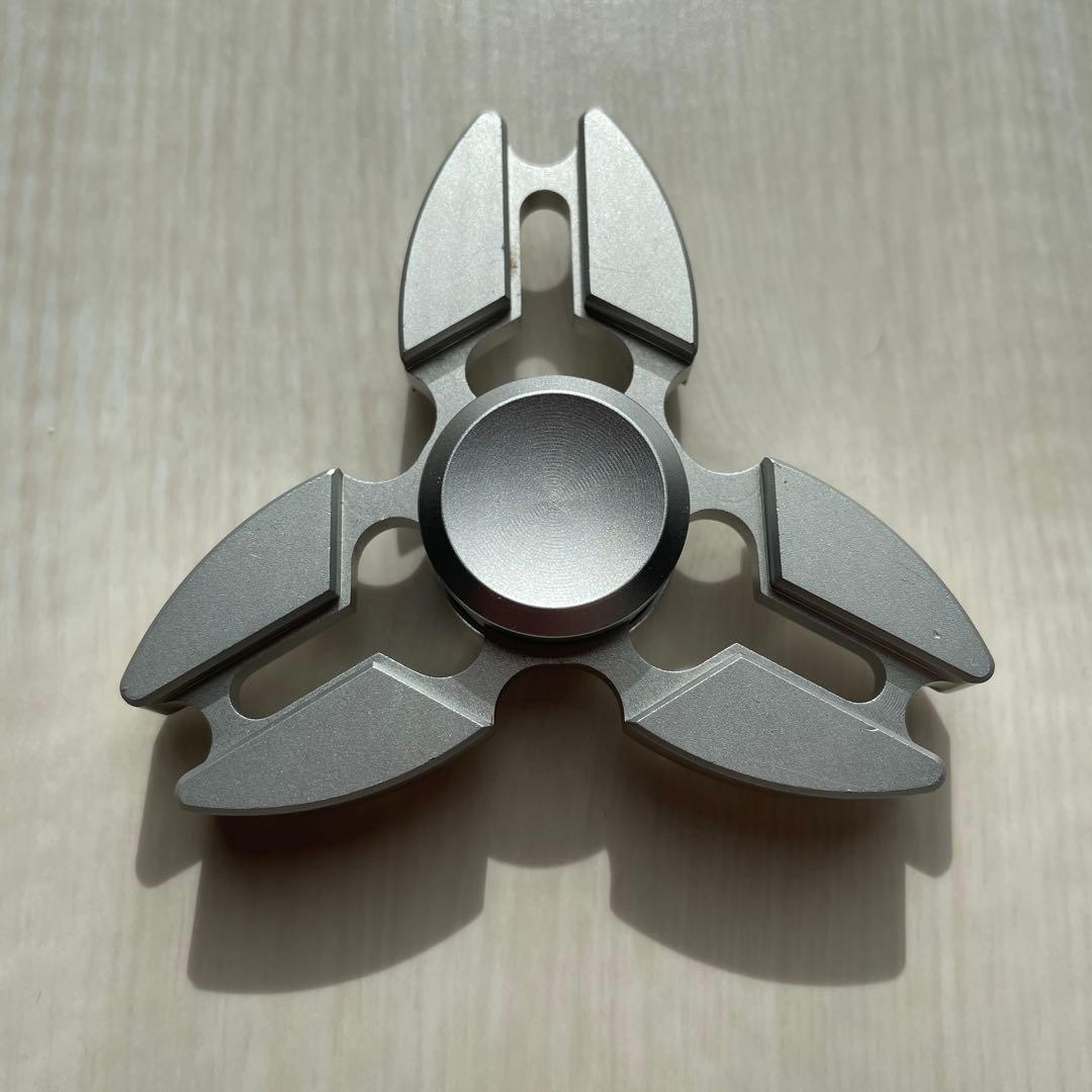 ハンドスピナー シルバー - メルカリ