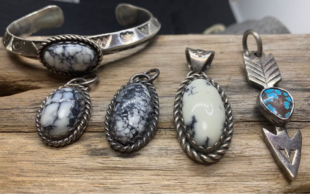 期間限定値下げ】ターコイズ・ペンダント ホワイトバッファロー tn718