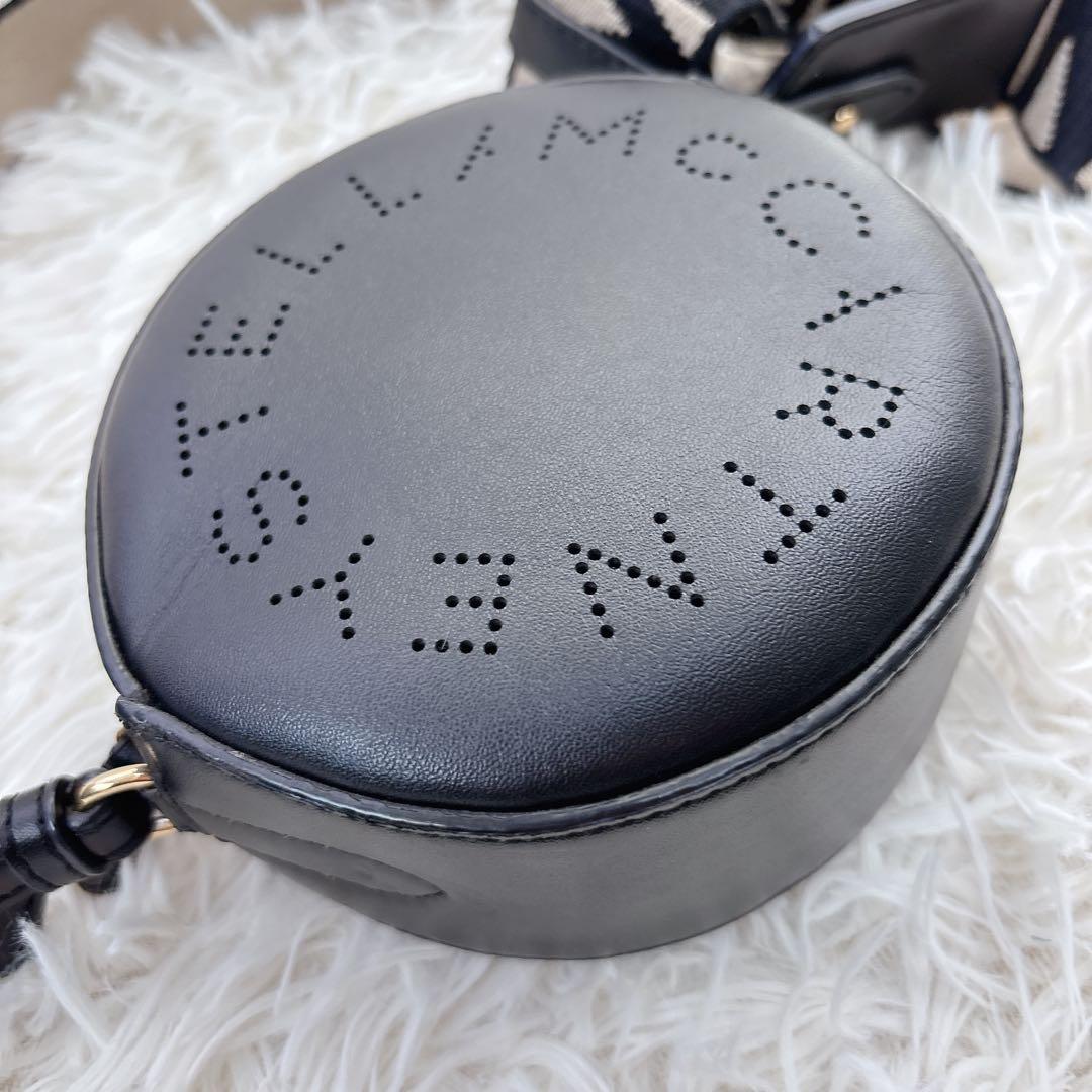 Stella McCartney ラウンドロゴ ミニショルダー ブラックの通販はau