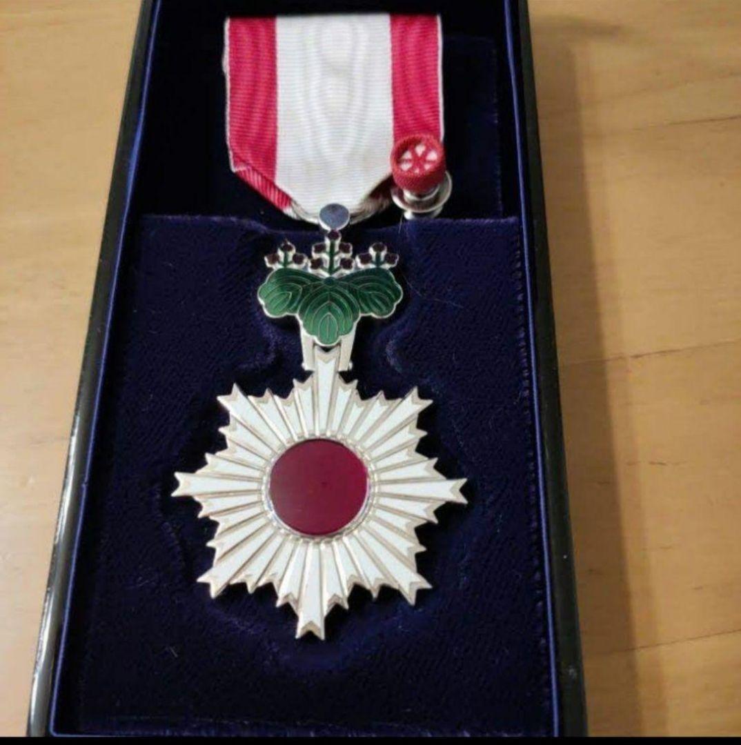 激レア 極美品】旭日単光章 現行タイプ 改正後新型 純銀製 勲章 旧 勲