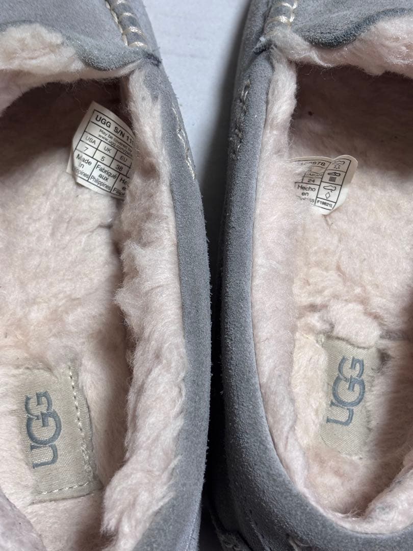 UGG グレー モカシン 24cm（ファー有23.5cmの方） - メルカリ