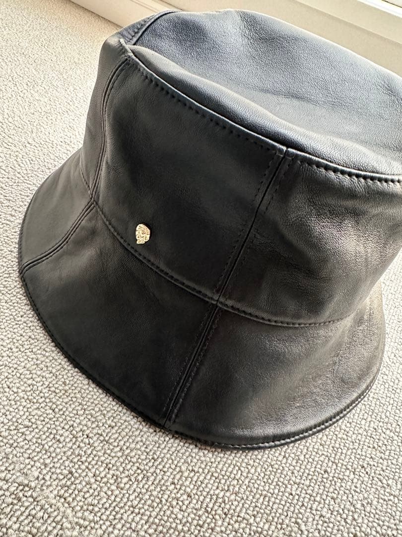 滝沢眞規子さん紹介 ヘレンカミンスキー レザー バケットハット 黒