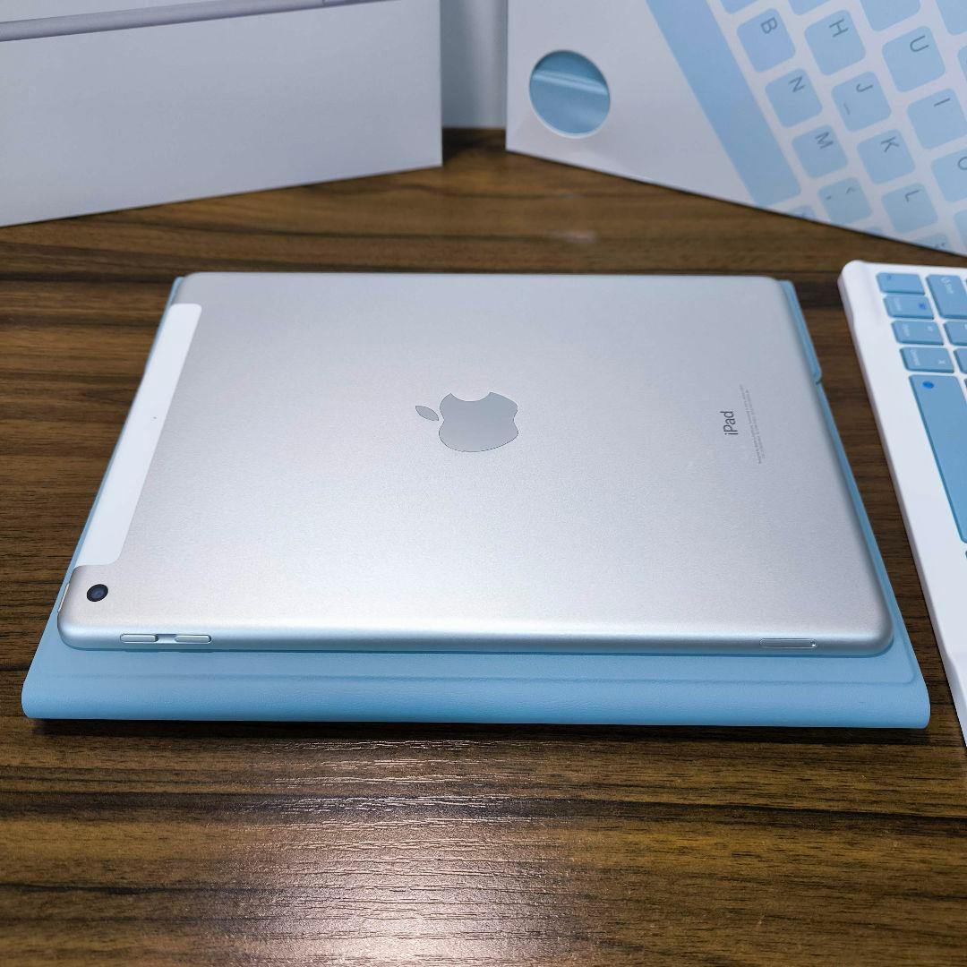 iPad 第5世代 Simフリー 128GB ケースとキーボードセット - メルカリ