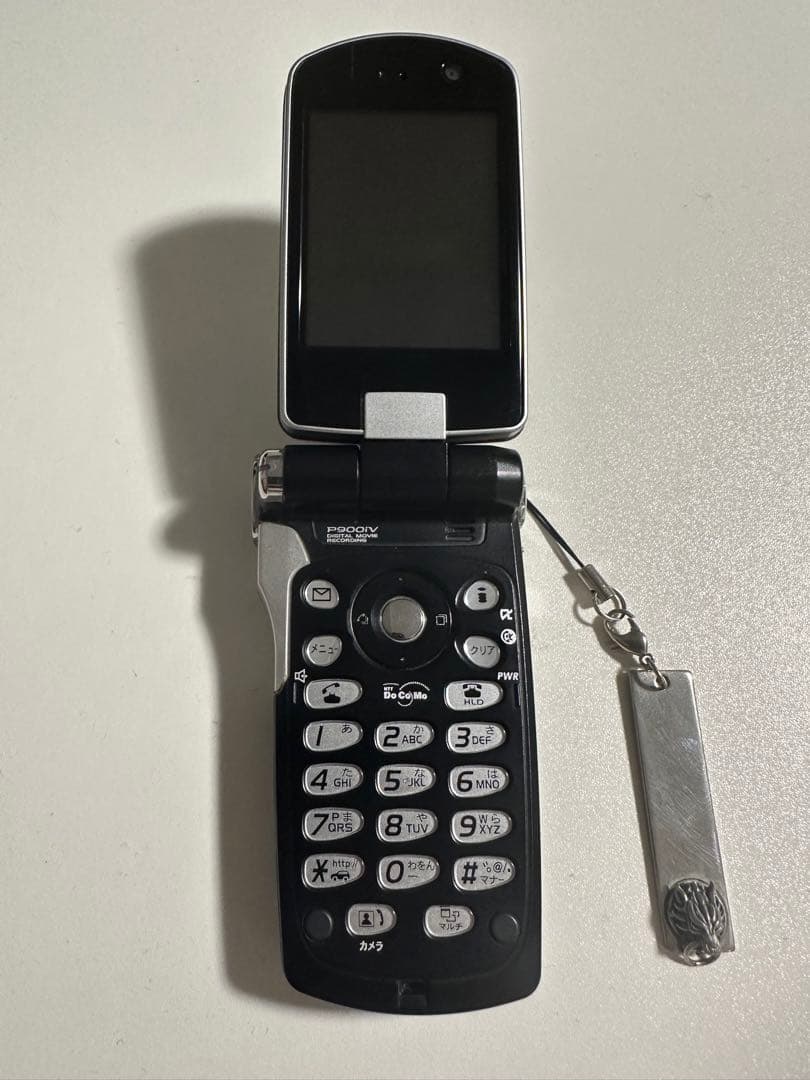 美品FOMA P900iV 携帯電話 クラウド ブラック アドベントチルドレン