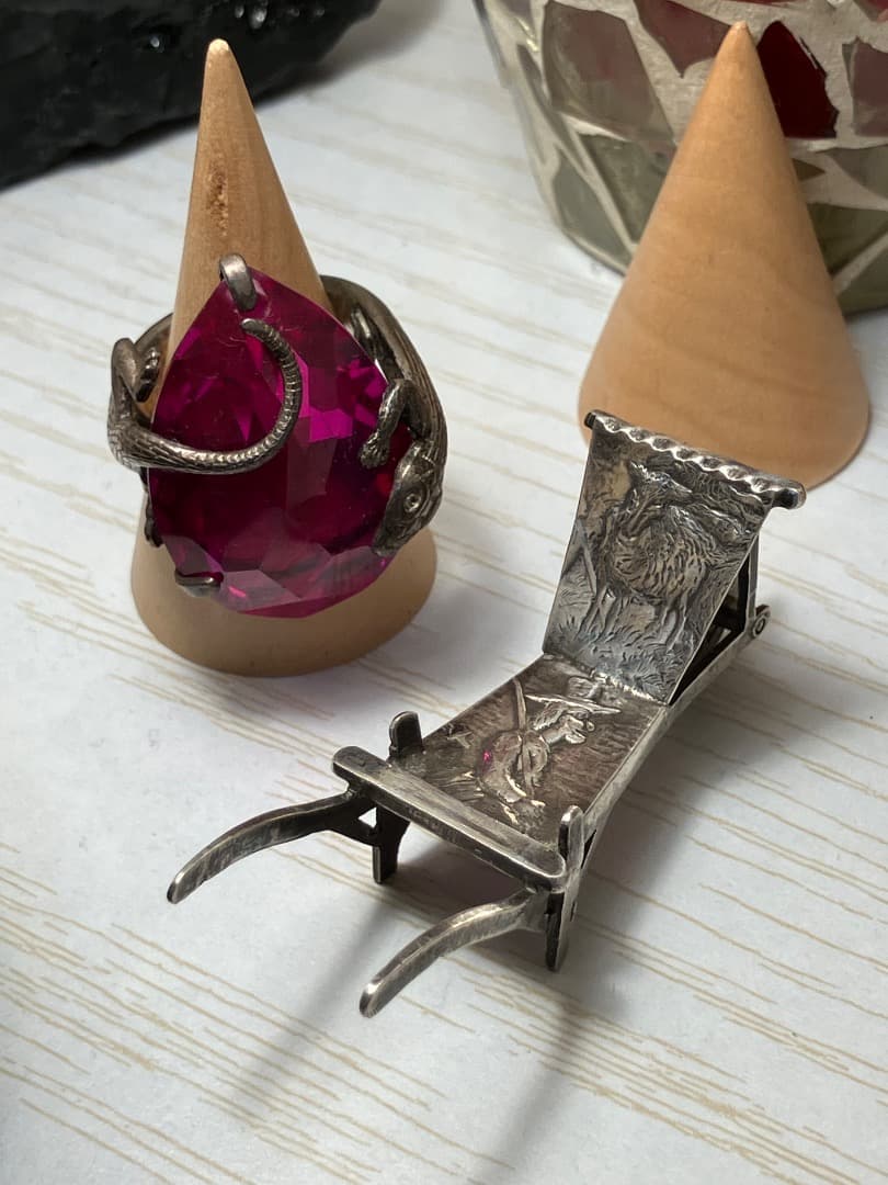 ヴィンテージ 刻印 レリーフ 剣 羊 ミニチュア シルバー 手押し車 荷車 手押し車 | ミニチュアパーツ | ビリーの手作りドールハウスキットと