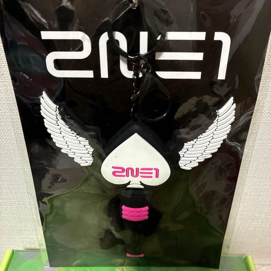 新品】2NE1 ラバーキーホルダー ペンライトデザイン - メルカリ