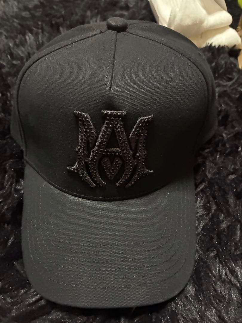 AMIRI ブラック 刺繍ロゴキャップ AMIRI 刺繍ロゴ ブラックキャップ - メルカリ