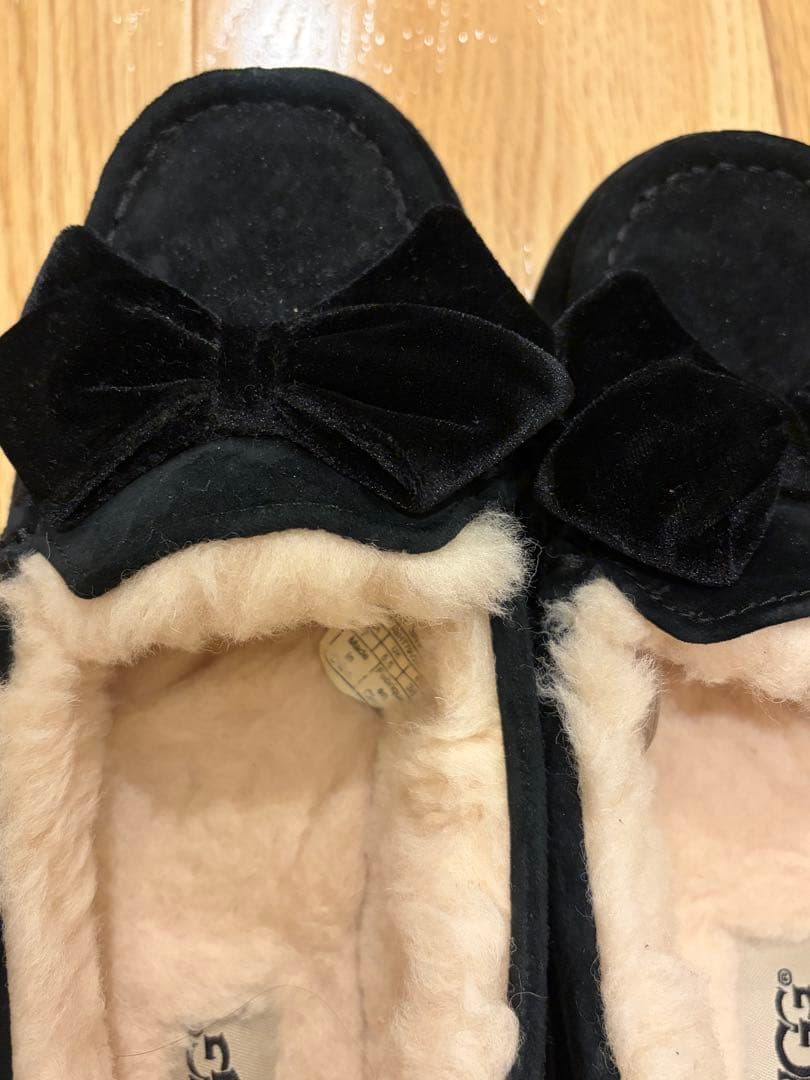UGG 黒 モカシン リボン付き - メルカリ