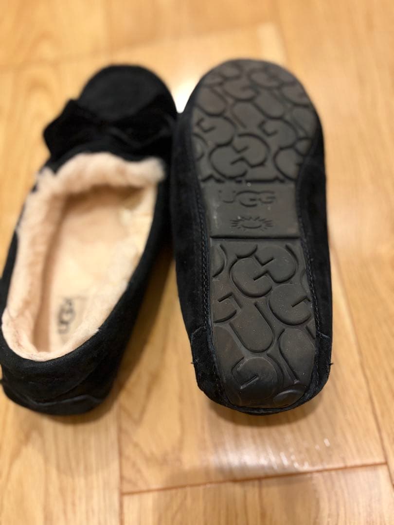 UGG 黒 モカシン リボン付き - メルカリ