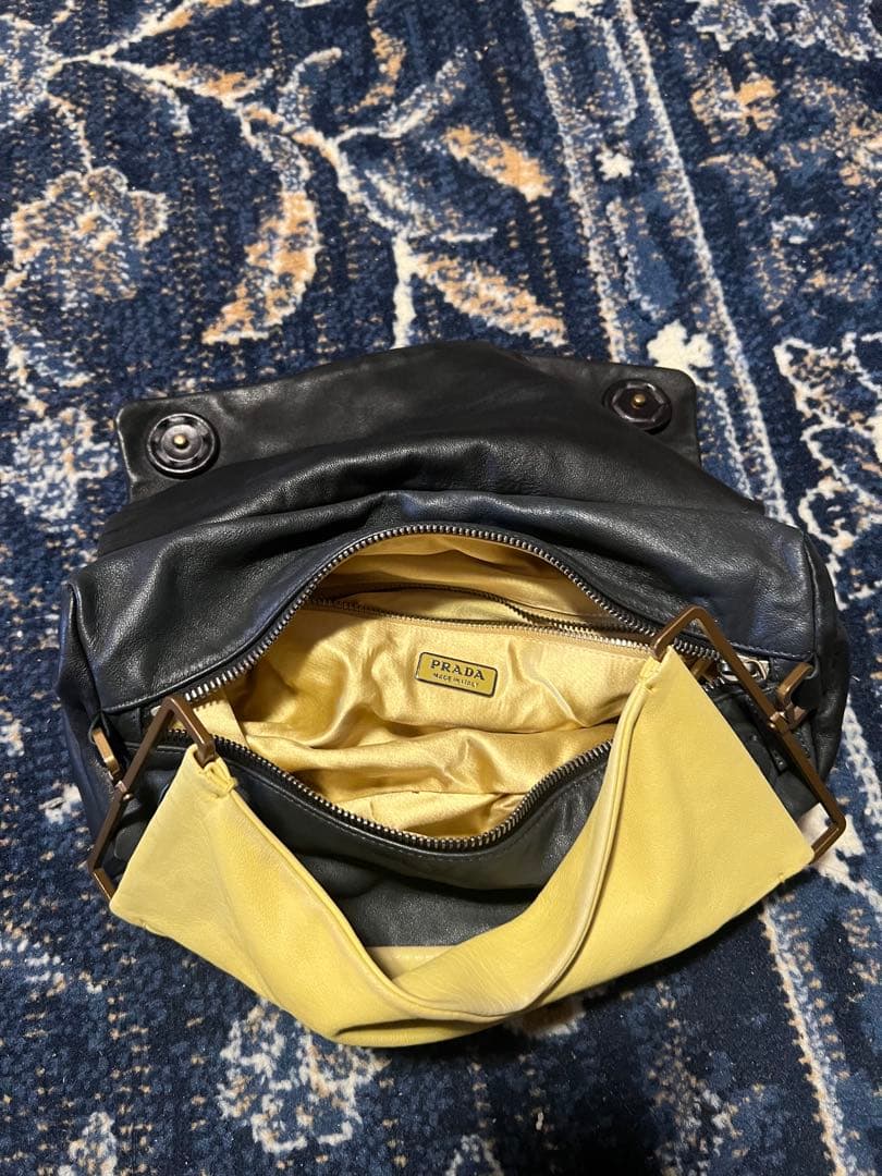 希少PRADA レザー ハンドバッグ ブラック×ネオンイエロー