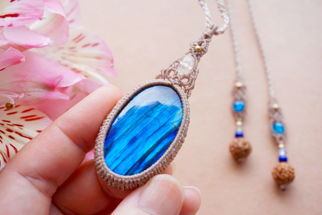 《鮮烈な青》ラブラドライト　レインボームーンストーン　マクラメ　ネックレス