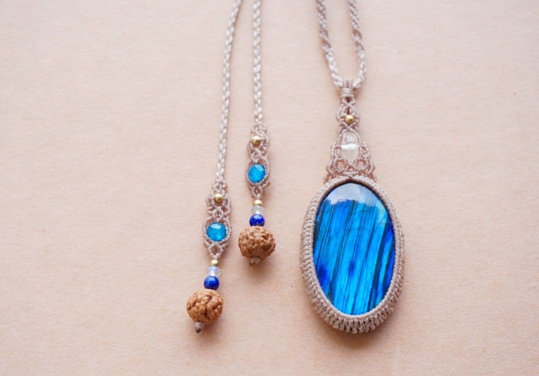 《鮮烈な青》ラブラドライト　レインボームーンストーン　マクラメ　ネックレス