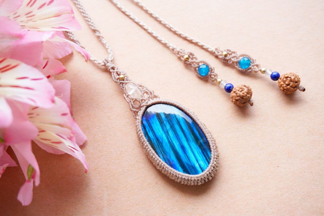《鮮烈な青》ラブラドライト　レインボームーンストーン　マクラメ　ネックレス