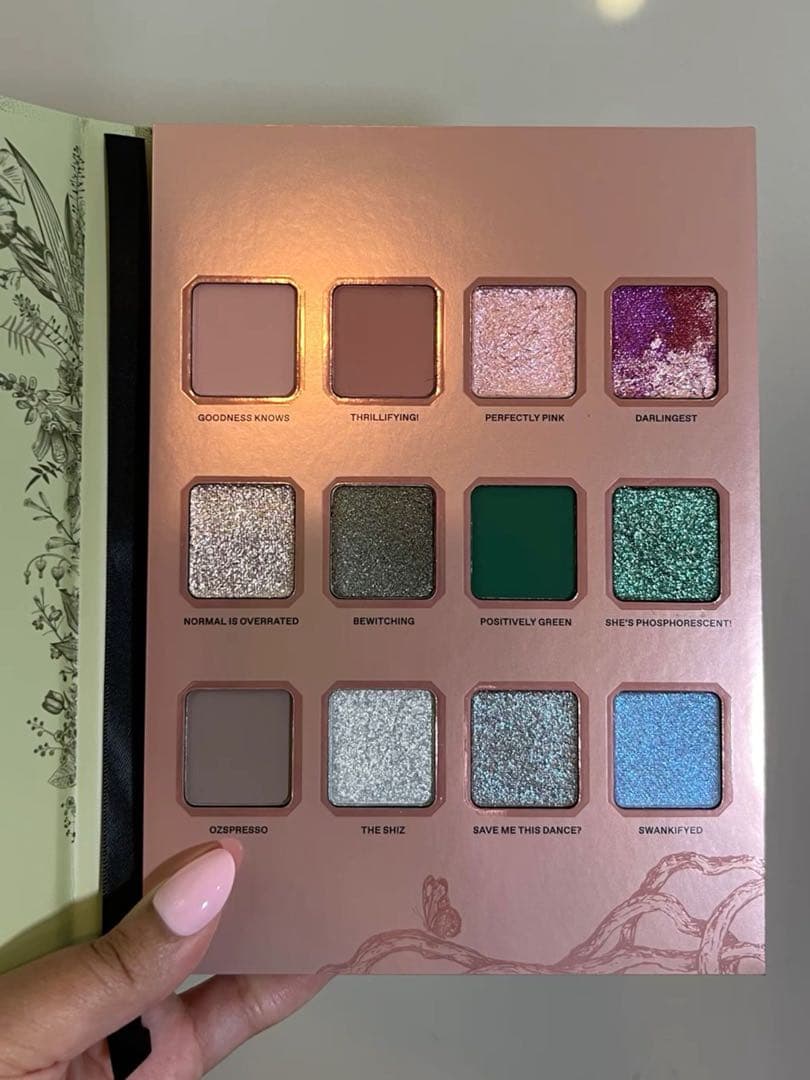 r.e.m.beauty wicked アイシャドウパレット　アリアナグランデ