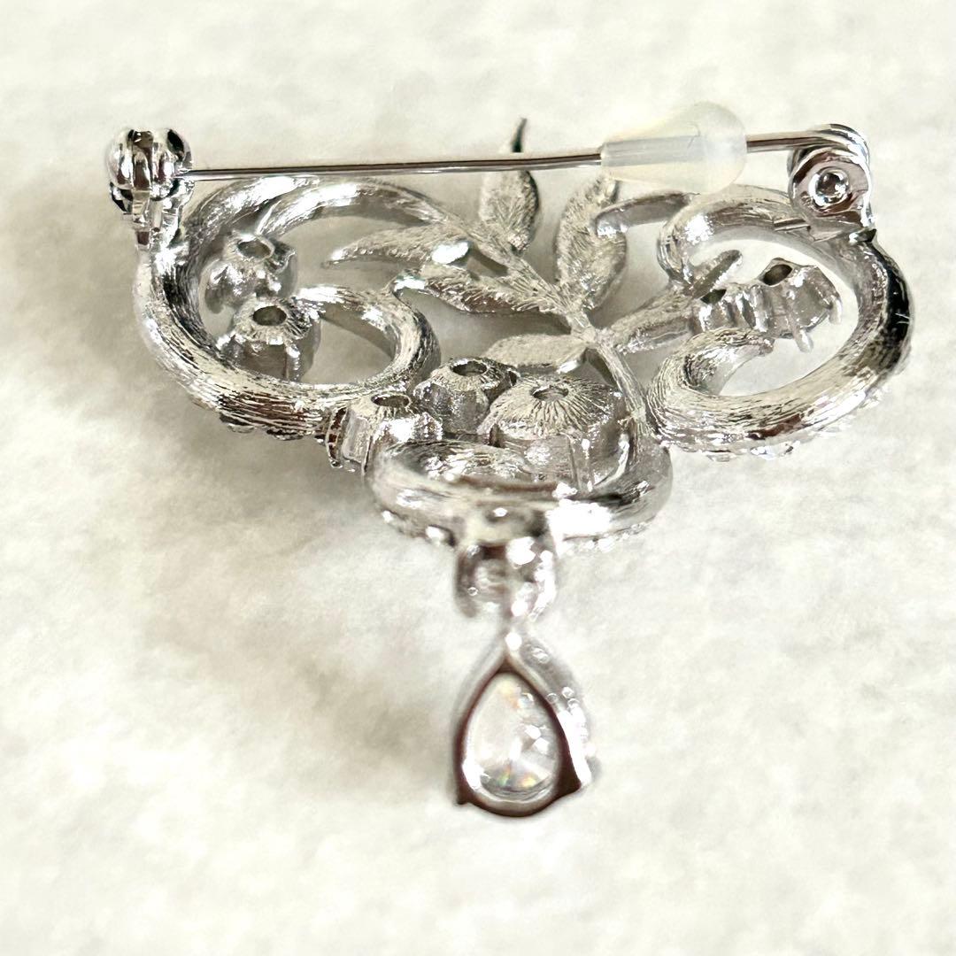 フォクシー｜ブローチ 雫 ラインストーン 曲線 シルバー - メルカリ