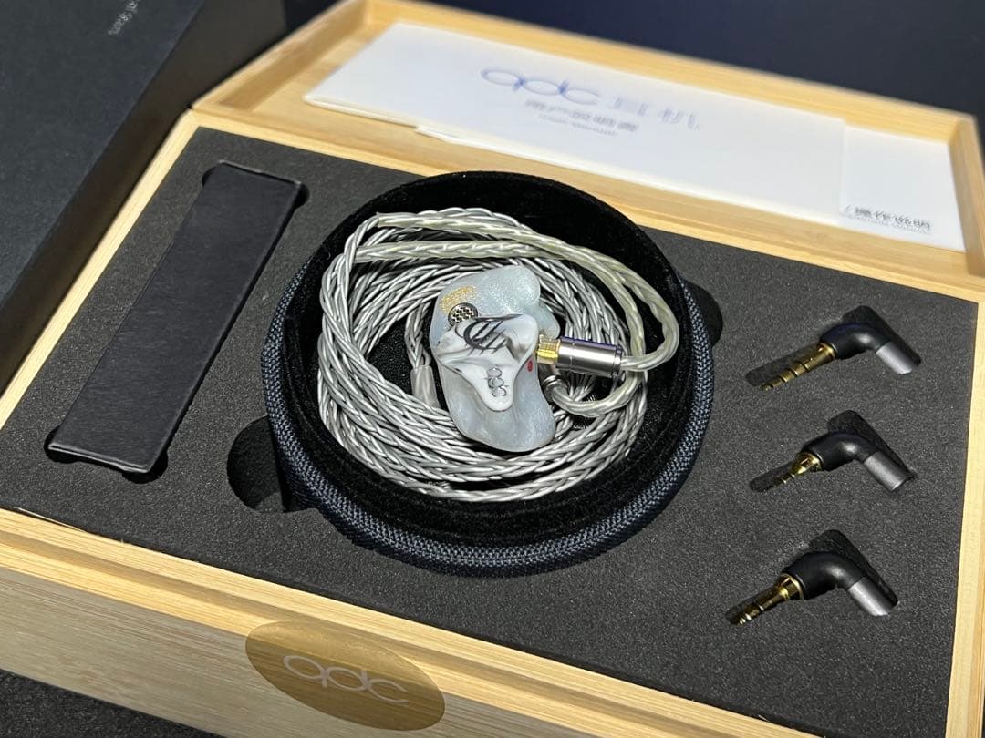 qdc White Tiger 有線イヤホン qdc WHITE TIGER レビュー | 明瞭なサウンドで軽量な装着感の有線イヤホン