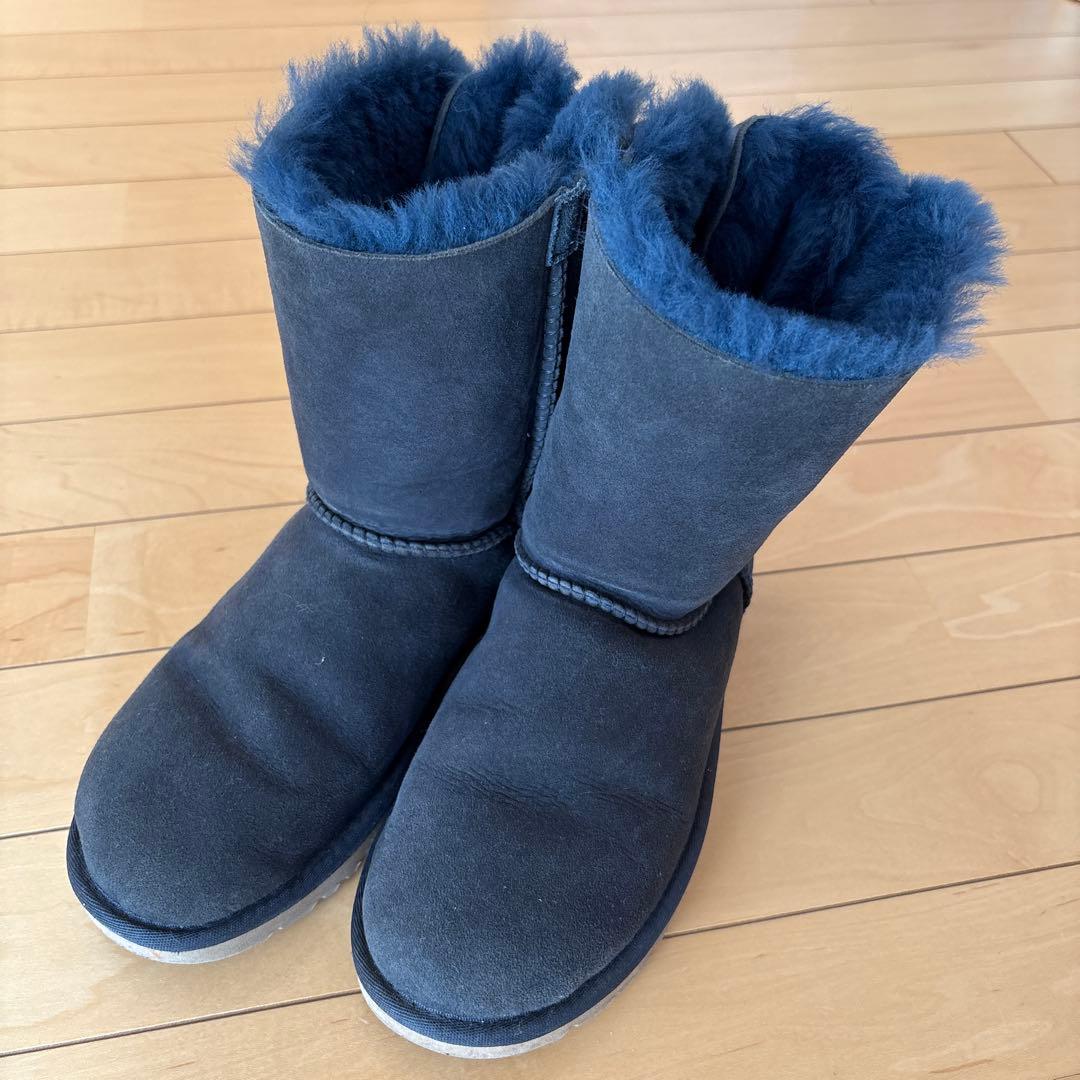 最終値下げ！UGG ネイビー リボン付き ムートンブーツ - メルカリ