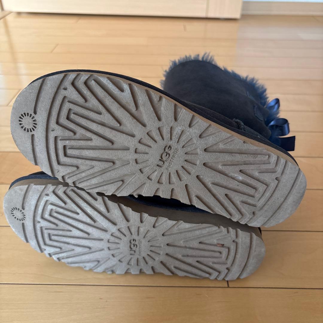最終値下げ！UGG ネイビー リボン付き ムートンブーツ - メルカリ