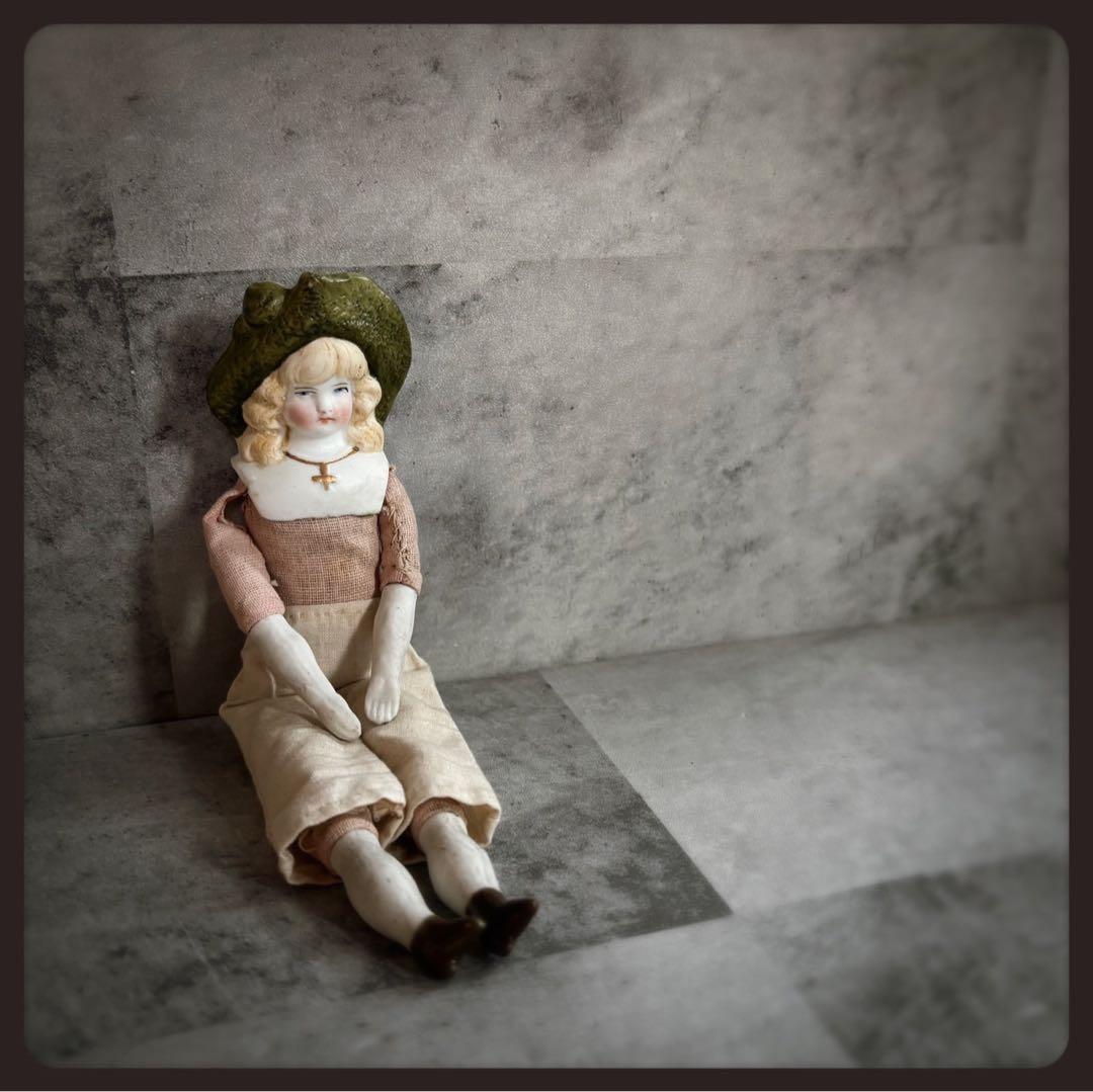 レアアンティーク ヘルトヴィッヒ 緑の帽子のパリアンドール ビスクドール