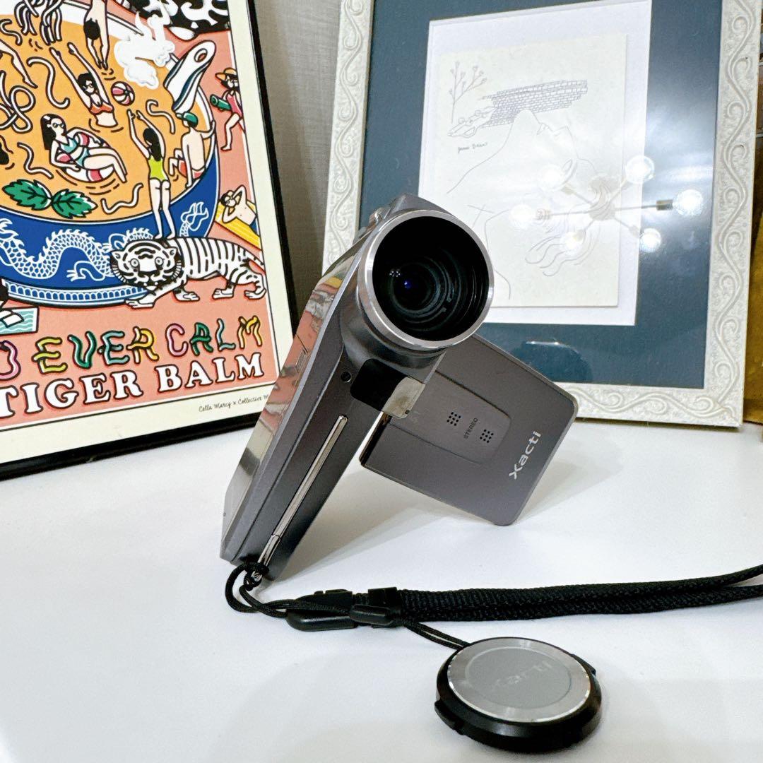 ビデオカメラ Xacti HD1 Amazon | SANYO デジタルムービーカメラ Xacti チタングレー DMX-HD1(H