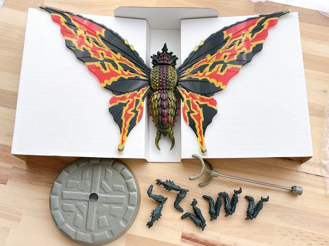 ゴジラVSモスラ」リアル彩色フィギュア・バトラ - メルカリ