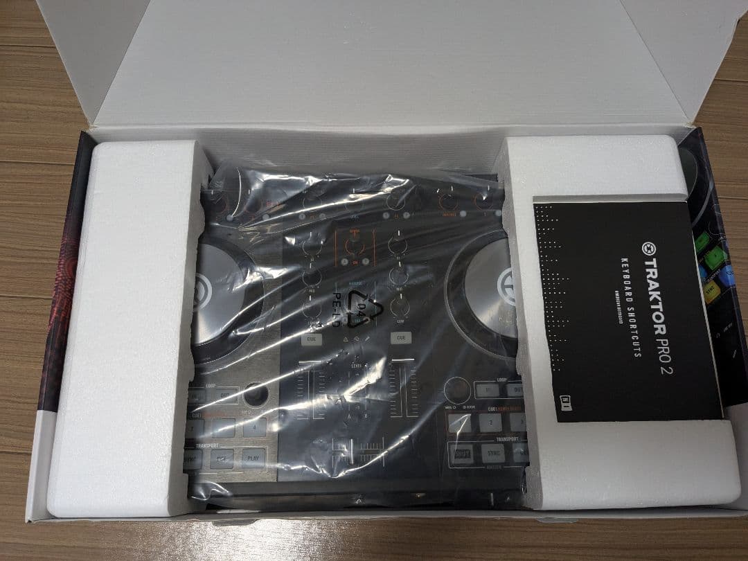 TRAKTOR KONTROL S2 MK2 箱付き 付属品完備 NATIVE INSTRUMENTS TRAKTOR KONTROL S2 MK2の紹介です。