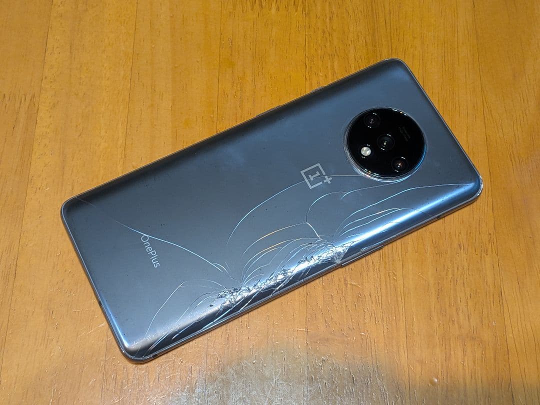 OnePlus 7T 256GB 背面割れ 充電器付き - メルカリ