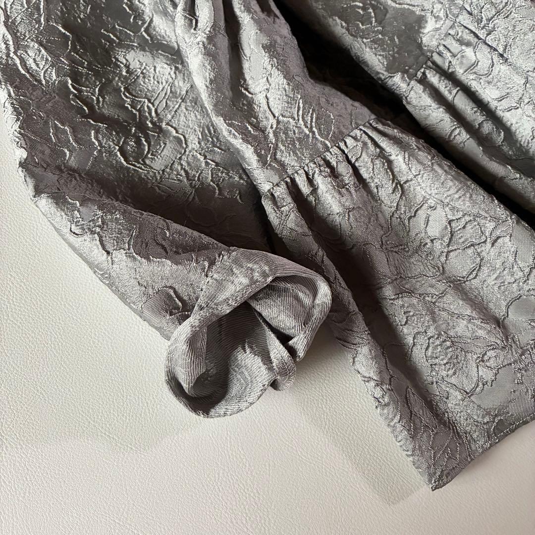 極美品✨OHGA オーガ ジャガードギャザーブラウス グレー - メルカリ