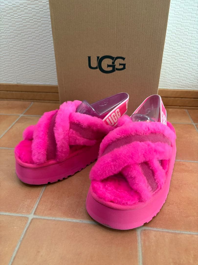 UGG ピンク ファーサンダル 37 - メルカリ