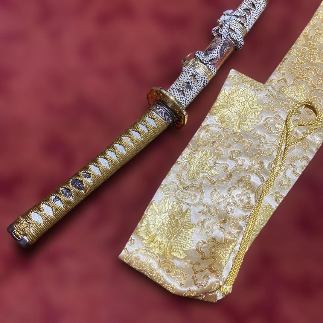 模造刀(刀袋付) 太刀造り 金具装飾 金茶柄 太刀型金鍔 即納品】朱呂塗鞘略太刀拵 金色唐草文総金具 太刀掛台付き｜居合刀の