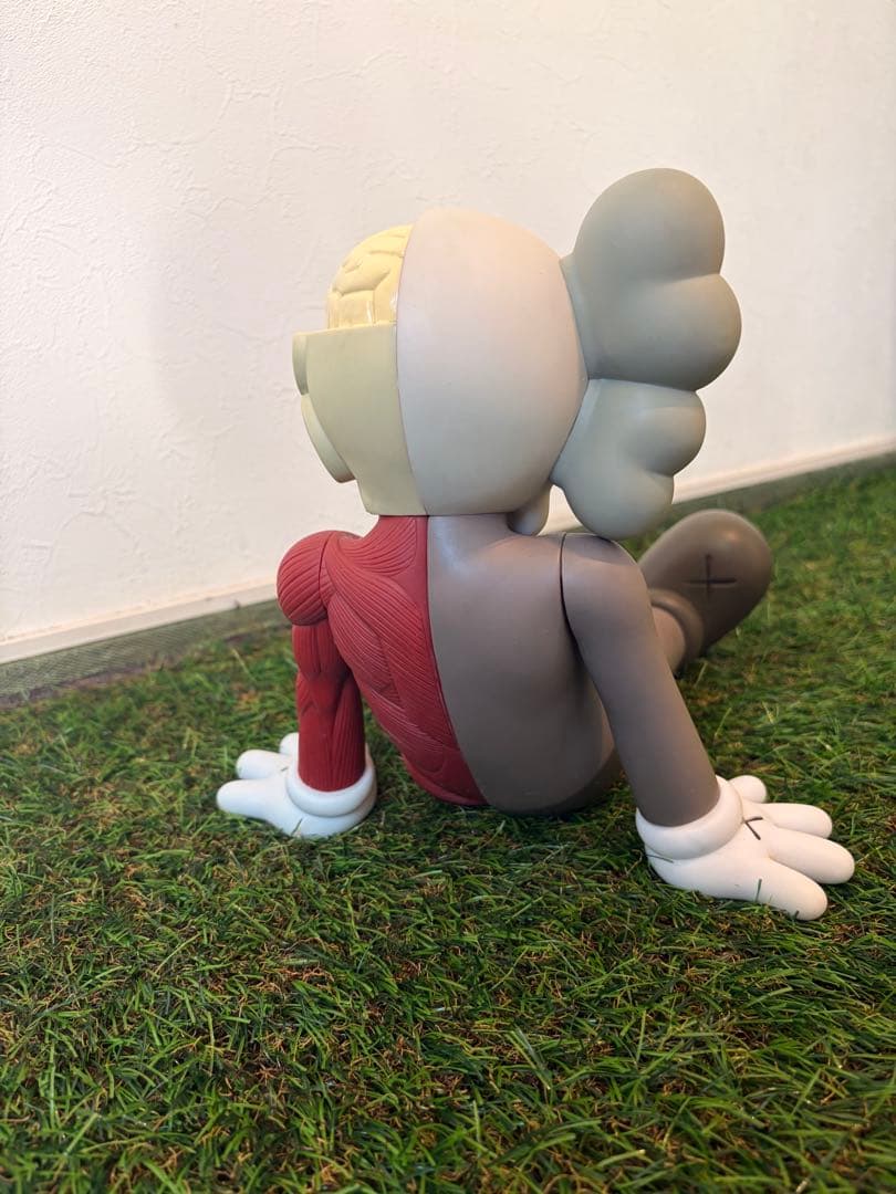 KAWS Resting Place Brownフィギュア 人体解剖 正規品 - メルカリ