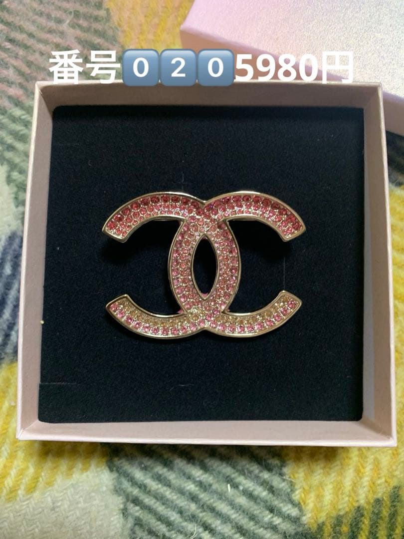 ダブルCロゴ CCロゴ ブローチ パール付き 約4.2cm*3.2cm - メルカリ