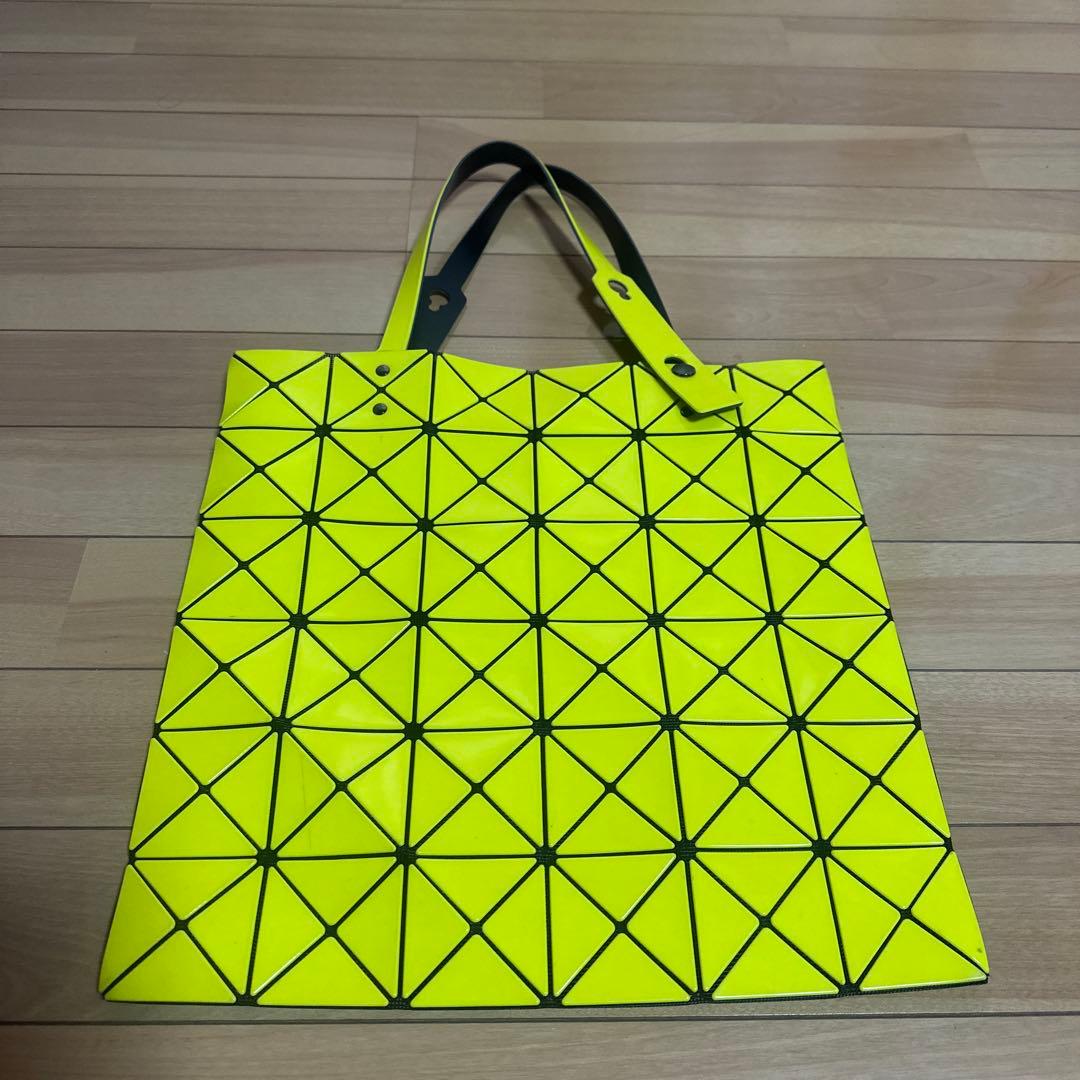 イエロー三角形パターン トートバッグ STYLE | BAO BAO ISSEY MIYAKE 造形美と機能が調和した正三角形ピース