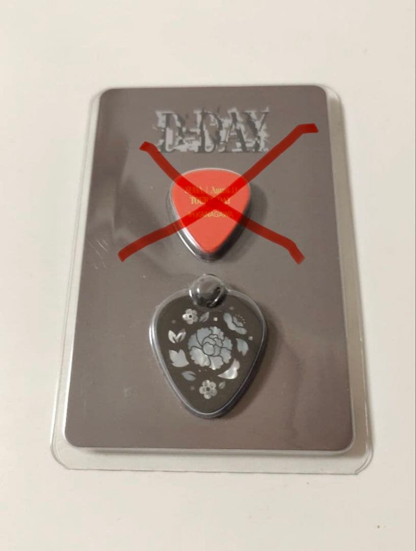 BTS ユンギ SUGA AgustD D-DAY ギターピックチャームのみ - メルカリ