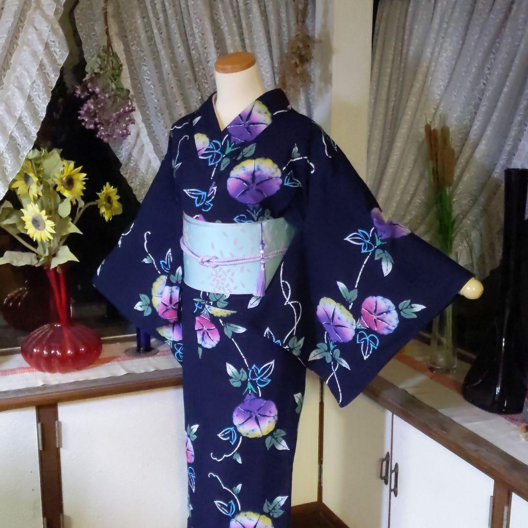 紺の地にろうけつ染めの朝顔が艷やかに開く注染めの浴衣です - メルカリ