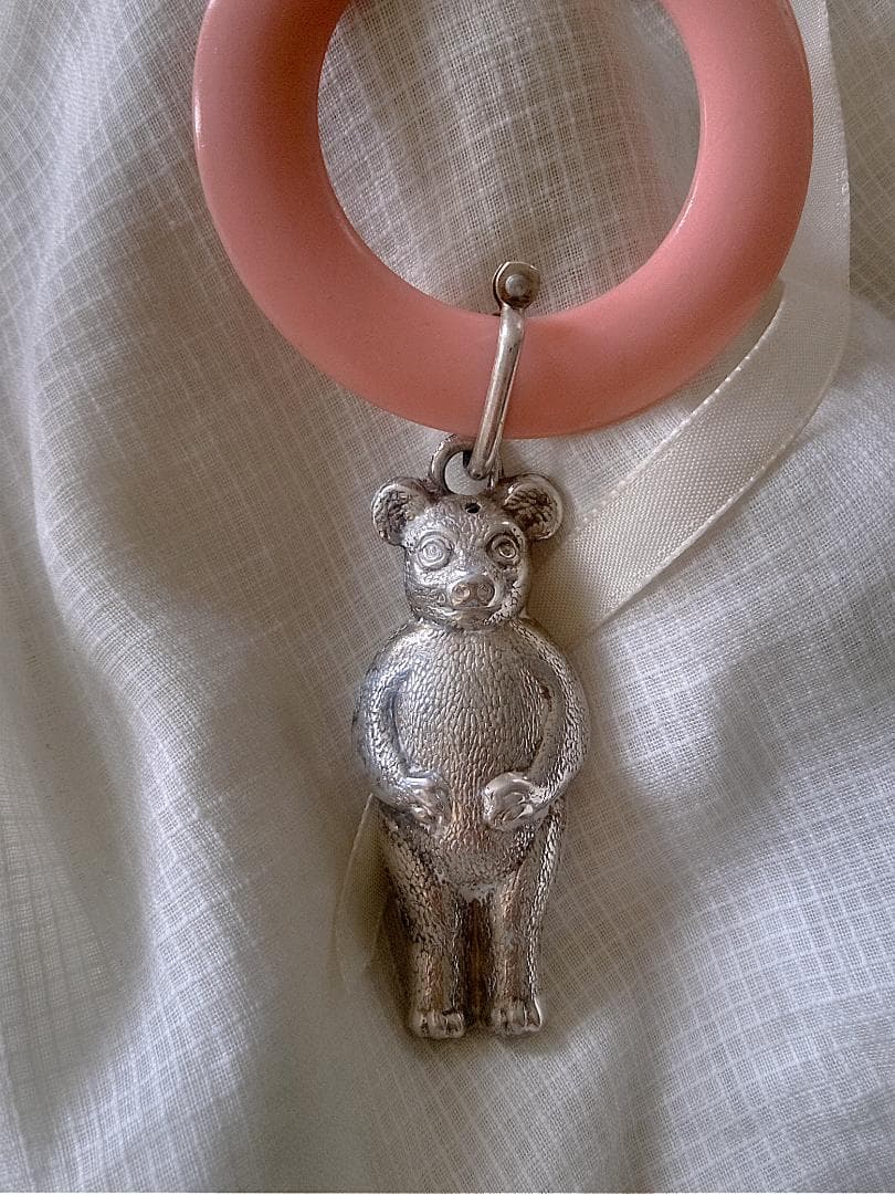 銀のテディベア　シルバー　ラトル　クラシカルデザイン　ヴィクトリアンデザイン 人気ホビー・楽器・アート - 銀のテディベア シルバー ラトル