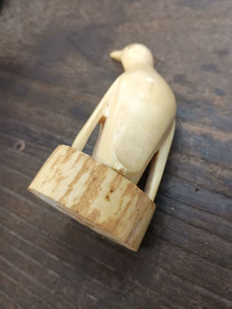 マッコウクジラ 歯 鯨歯 143.1g 置物　ペンギン